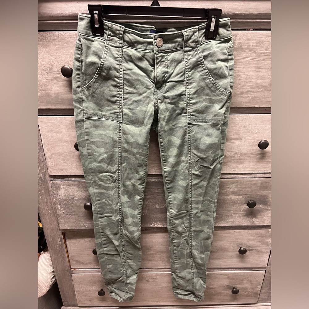 Green camouflage skinny pants